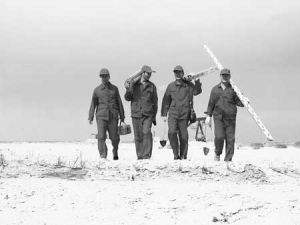 肩扛標(biāo)尺心志堅(jiān) 不懼艱險繪江淮