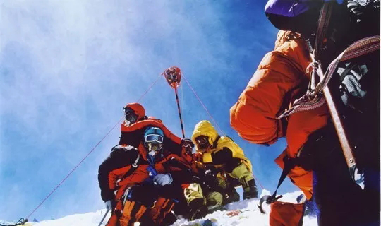 2005年，紅色全站儀覘標(biāo)豎立在珠峰之巔